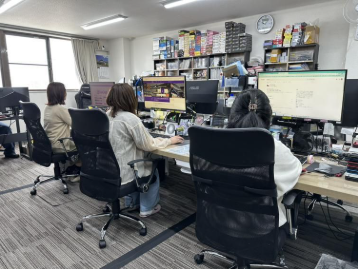 トレジャーリユースのオフィスで働くスタッフ
